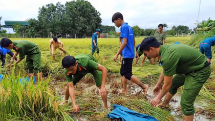 Tình người nơi vùng “rốn” lũ đi qua