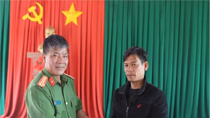 Chiến sỹ CSCĐ nhặt được 17 triệu đồng trả lại người đánh mất