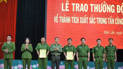 Công an Đắk Lắk khen thưởng 2 tập thể có thành tích xuất sắc 