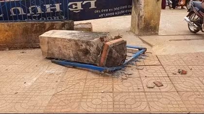 Cổng trường bất ngờ đổ sập, đè tử vong một học sinh lớp 4