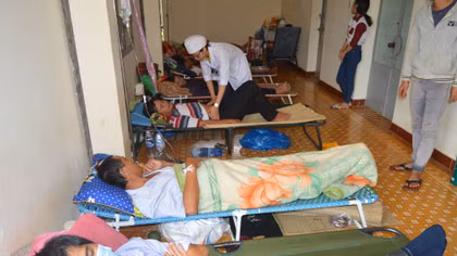 Hành lang, nhà kho bệnh viện kín đặc bệnh nhân vì sốt xuất huyết