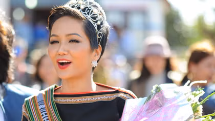 H’Hen Niê chia sẻ những khó khăn của bà con trong buôn
