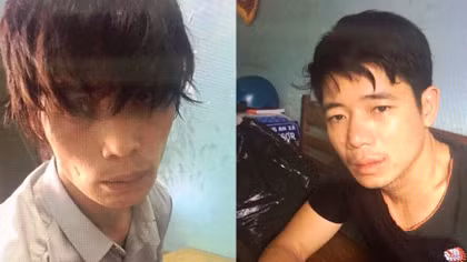 Hai đối tượng điều khiển xe máy với nhiều vết máu mang theo súng và ma túy