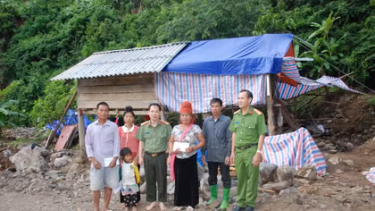 Tình người quyện sau lũ dữ