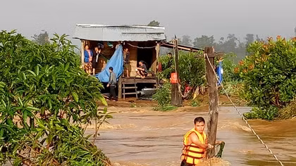 Hơn 1 giờ vật lộn giữa dòng lũ dữ cứu 6 người dân mắc kẹt