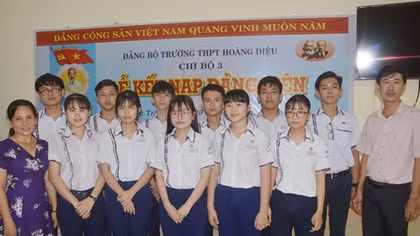 Kết nạp Đảng cho 11 học sinh THPT xuất sắc