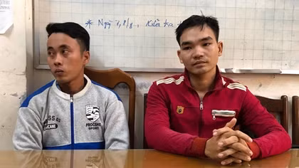 Hai đối tượng tạt xăng đốt đoàn cưỡng chế ra đầu thú 