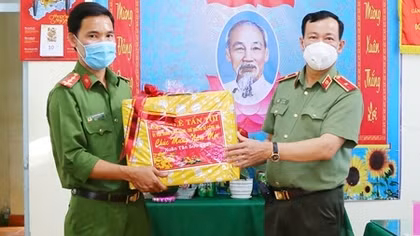 Thứ trưởng Lê Tấn Tới thăm, chúc Tết Công an xã ở Hậu Giang và Sóc Trăng 
