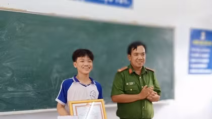 Khen thưởng học sinh lớp 8 dũng cảm bắt trộm