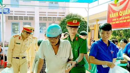 Tuổi trẻ Công an Sóc Trăng hành quân về nguồn hoạt động an sinh xã hội