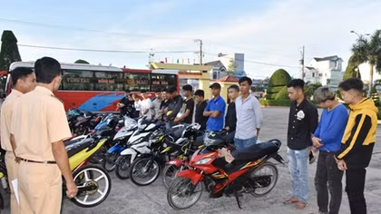 Bắt quả tang nhóm "trẻ trâu" tụ tập đua xe trái phép
