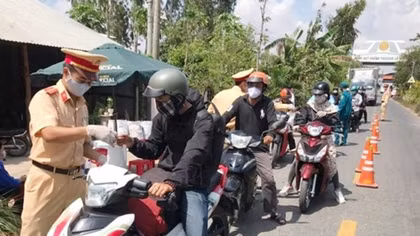 Hỗ trợ người dân vượt qua khó khăn trong mùa dịch COVID-19