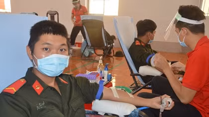 Chiến sỹ nghĩa vụ tham gia hiến máu tình nguyện