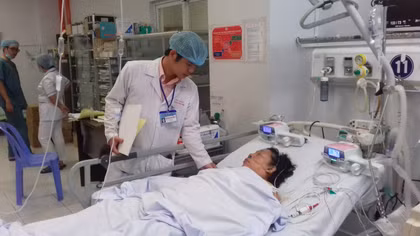 Tỉnh dậy giữa đêm, xuống bếp lấy dao tự đâm thủng tim
