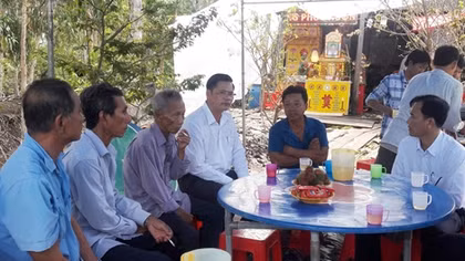Cha đốn bạch đàn, con bị cây đè tử vong