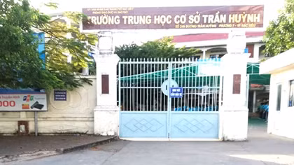 Phụ huynh xúc phạm giáo viên vì chiếc quần của con bỏ quên