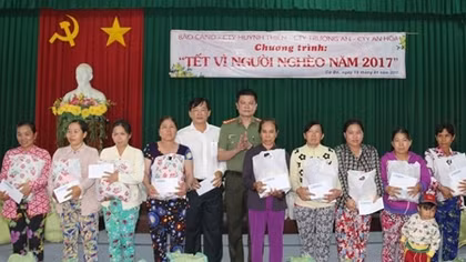 Những phần quà ấm áp nghĩa tình đến với bà con nghèo TP Cần Thơ 
