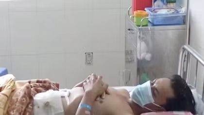 Người đàn ông bị lưỡi máy cắt cỏ đâm thủng bụng
