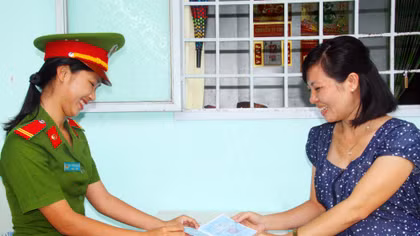 Công an xuống tận nhà làm chứng minh thư giúp dân