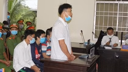 Nhóm thương lái trộm tôm ở Cà Mau hầu tòa 