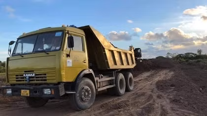 Bắt quả tang vụ khai thác đất trái phép ở Sóc Trăng