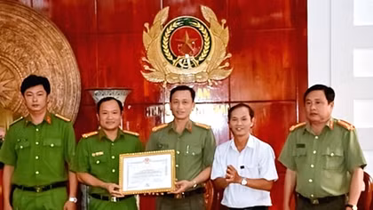 Thưởng "nóng" Công an huyện Đông Hải phá thành công chuyên án ma túy