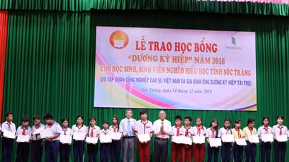 Trao 280 suất học bổng Dương Kỳ Hiệp cho học sinh, sinh nghèo hiếu học