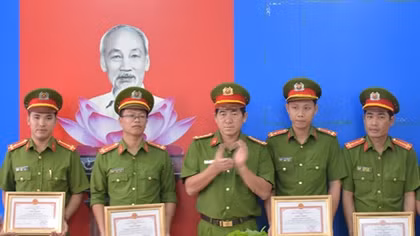 Công an Bạc Liêu khen thưởng vụ bắt trên 11.000 bao thuốc lá lậu