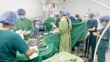 Giận chồng, vợ tự đâm thủng tim nguy kịch