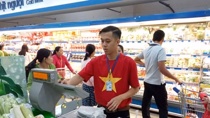 Nhân viên siêu thị mặc áo đỏ sao vàng cổ cũ đội tuyển bóng đá Việt Nam