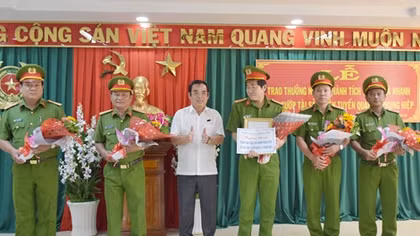 Khen thưởng Ban chuyên án phá băng cướp trên đường Quản lộ Phụng Hiệp 
