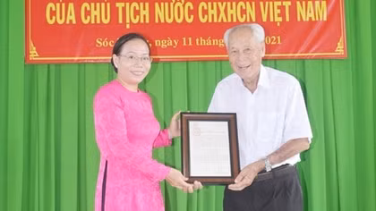 Chủ tịch nước gửi Thư khen cụ ông gần 100 tuổi làm từ thiện 