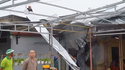 Lốc xoáy gây thiệt hại ngôi chùa ở Bạc Liêu 