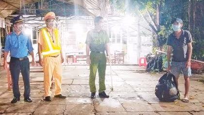 Người đàn ông đi bộ từ Bình Phước về Cà Mau tránh dịch