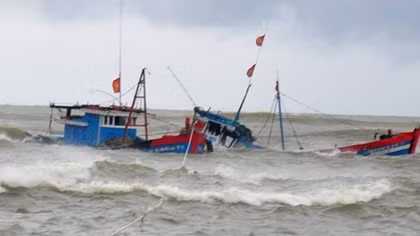 Cứu 6 ngư phủ bị chìm tàu trên biển