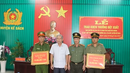 Khen thưởng ban chuyên án khám phá vụ giết người ném xác vào thùng nước