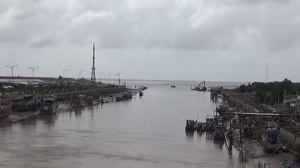 Sà lan ở trôi dạt, nhiều phương tiện bị hư hỏng
