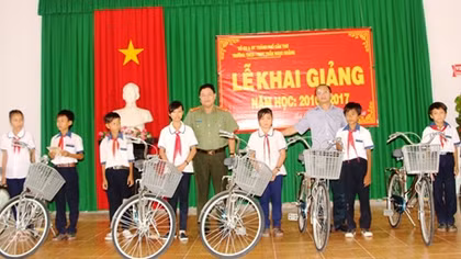 Báo CAND tặng xe đạp học sinh nghèo đầu năm học mới