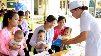 Trẻ có nguy cơ mắc bệnh sởi, ho gà do tâm lý chờ tiêm vắc-xin dịch vụ