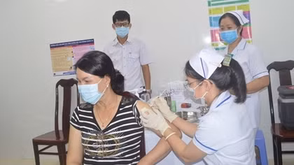 Tiêm vắc-xin phòng COVID-19 cho nhân viên y tế tuyến đầu chống dịch 