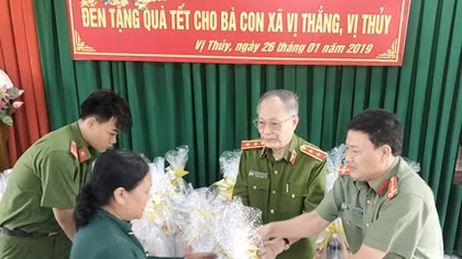 Những phần quà ấm áp nghĩa tình vùng căn cứ cách mạng Hậu Giang