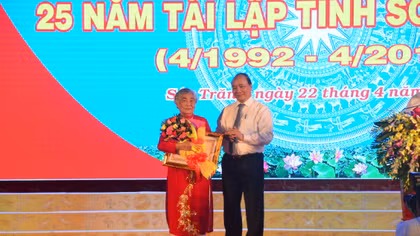 Thủ tướng dự lễ kỷ niệm 25 năm tái lập tỉnh Sóc Trăng