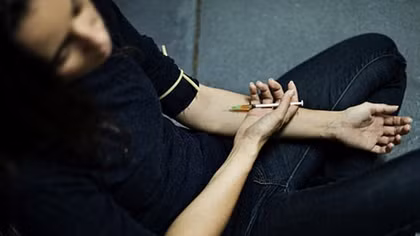 Người đàn ông tử vong, tay đang cầm ống tiêm