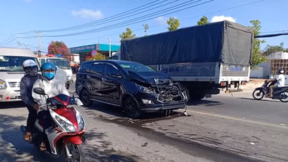 Xe 7 chỗ tông xe tải chờ đèn đỏ, nhiều người hú vía