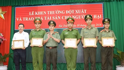 Khen thưởng vụ thu hồi tài sản cho các nạn nhân bị lừa đảo qua mạng xã hội