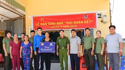 Trao nhà Đại đoàn kết tặng thân nhân Mẹ Việt Nam Anh hùng