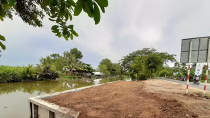 Doanh nghiệp ngang nhiên kè bê tông lấn chiếm dòng kênh 