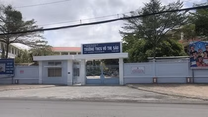 Nam sinh 13 tuổi nhảy từ lầu 2 xuống đất gãy chân 
