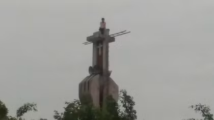 Cô gái trèo lên tháp chuông nhà thờ 2 ngày không thèm... xuống!