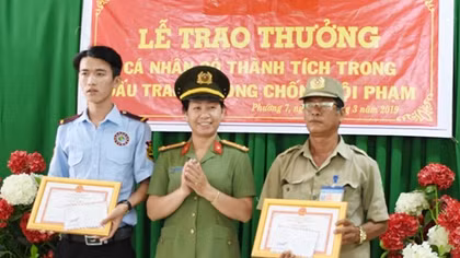Khen thưởng 2 quần chúng tích cực truy bắt tội phạm